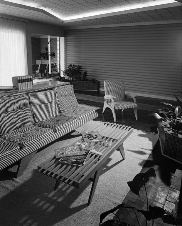 Sala moderna con sofá y poltrona, años 1950—60